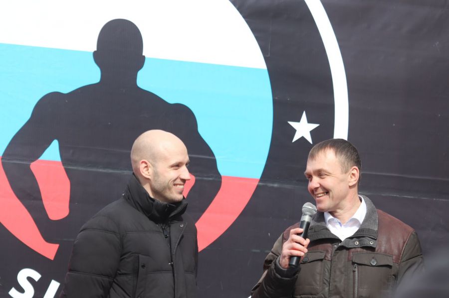 Директор Top Team Siberia Александр Локтев и руководитель спортивной отрасли региона Максим Рябцев. Фото: Александр Чёрный/"Алтайский спорт"