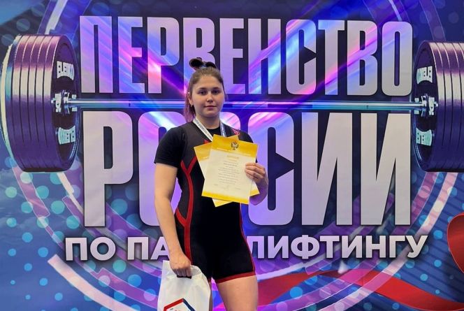 Анастасия Вебер выиграла первенство России (троеборье классическое) среди юниорок. Александра Лыкова и Михаил Аверин - бронзовые призёры юношеского турнира