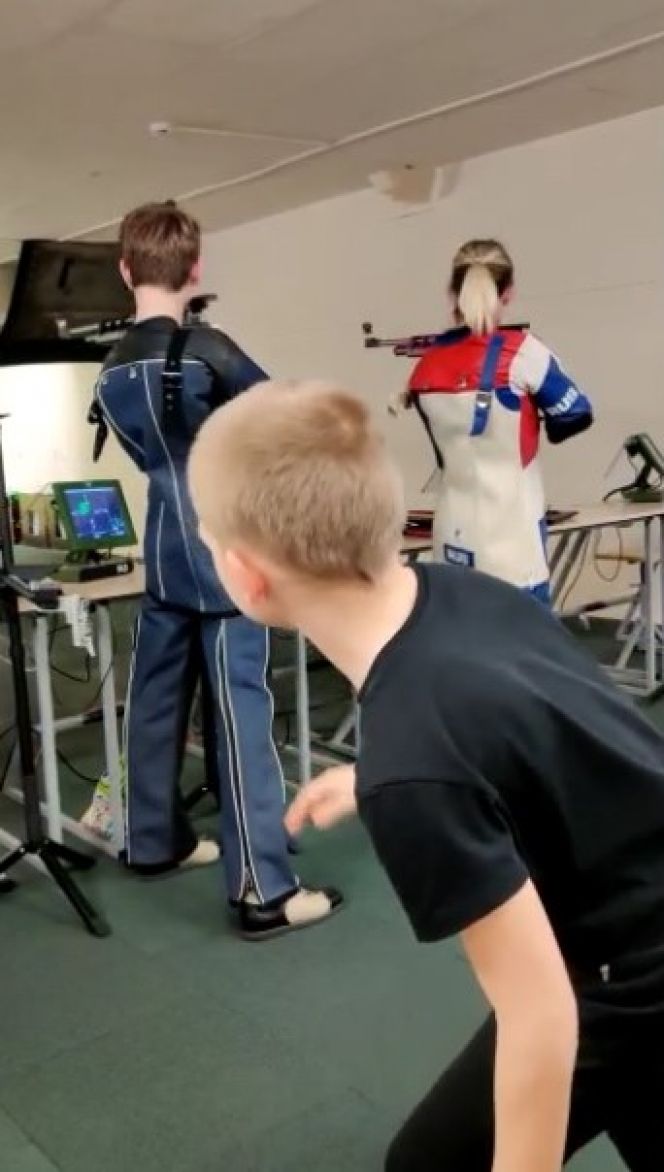 Стресс от Каменского. Знаменитый спортсмен провел для стрелков бийской СШ-1 необычный турнир