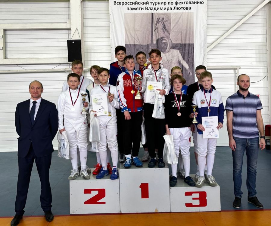 Наследники Маэстро. В Барнауле завершился традиционный турнир юных саблистов памяти Владимира Лютова