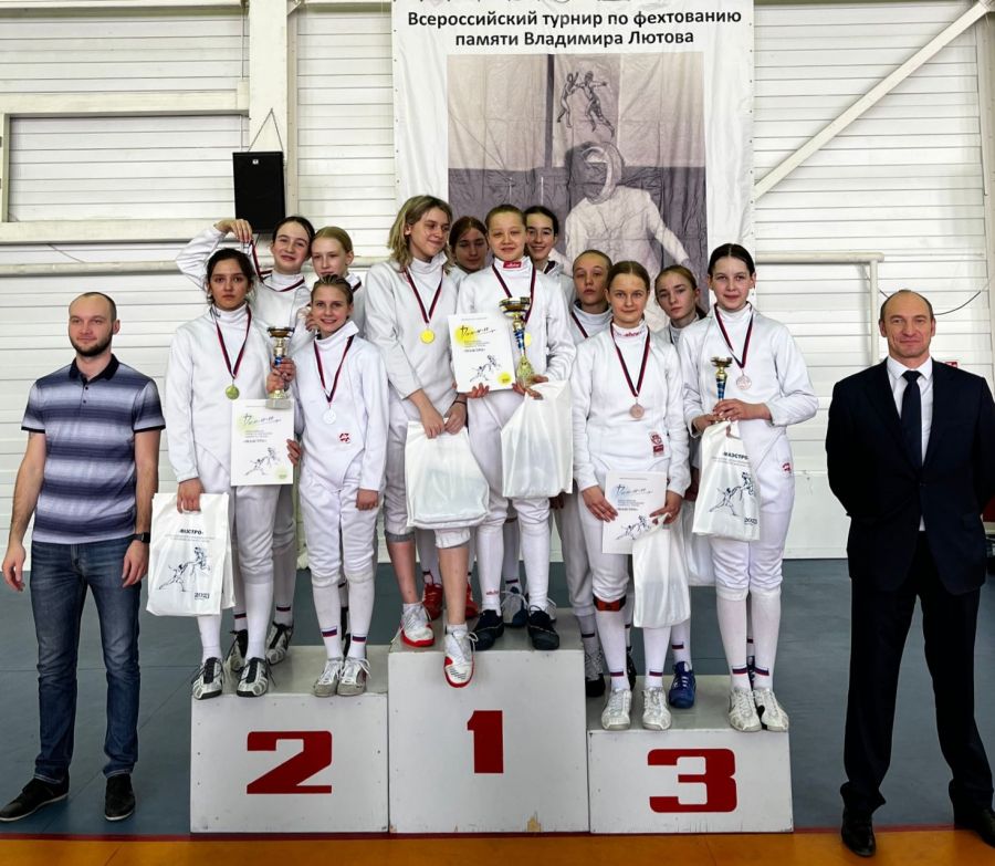 Наследники Маэстро. В Барнауле завершился традиционный турнир юных саблистов памяти Владимира Лютова