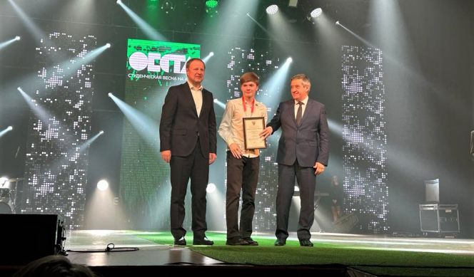 Губернатор Алтайского края Виктор Томенко и главный федеральный инспектор по Алтайскому краю Юрий Земский вручили награды СФО представителям региона, отличившимся на Играх «Дети Азии»