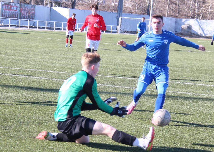 Фрагменты матча "Новосибирск-М" - "Алтай". Фото: "Алтайский спорт"