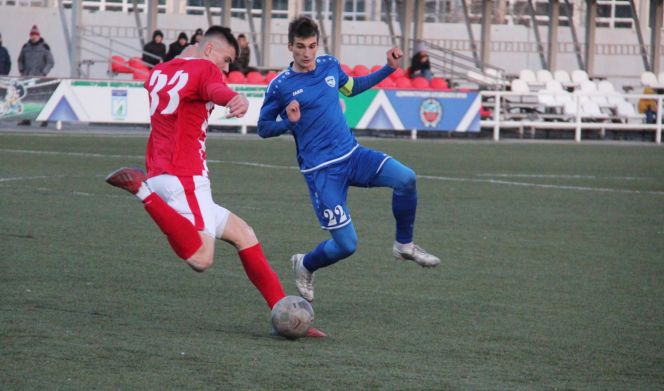 Фрагменты матча "Полимер" - "Новосибирск-М" (1:3). Фото: "Алтайский спорт"