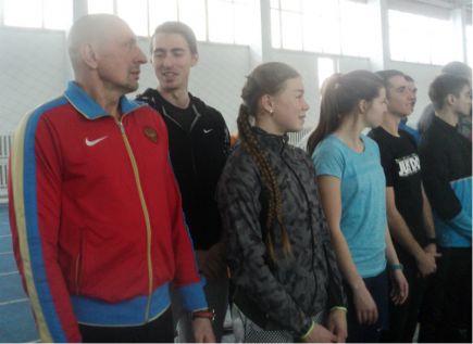 В манеже АлтГТУ состоялся чемпионат края, посвящённый памяти выдающегося тренера Юрия Захарова.