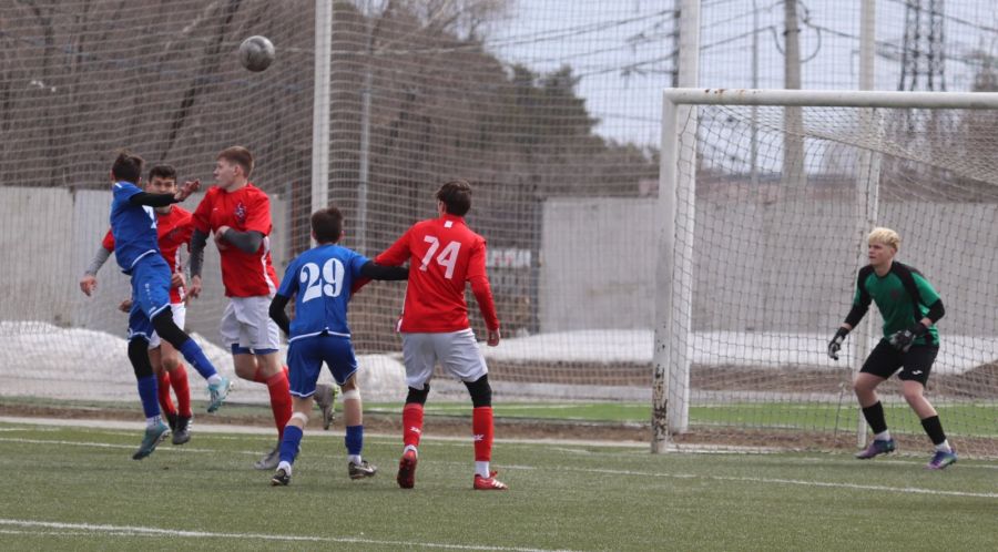 Фрагменты матча "Алтай" - "Новосибирск-М". Через пару секунд в воротах "Алтая" окажется второй мяч. Фото: Александр Чёрный/"Алтайский спорт"