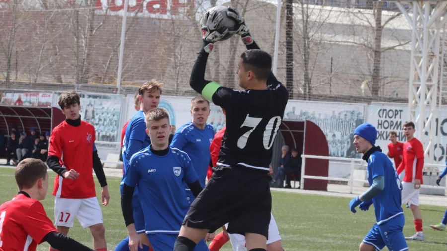 Фрагменты матча "Алтай" - "Новосибирск-М". Фото: Александр Чёрный/"Алтайский спорт"