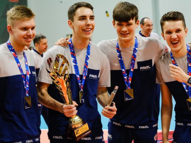 Матвей Пипуныров с главным трофеем Молодёжной лиги России