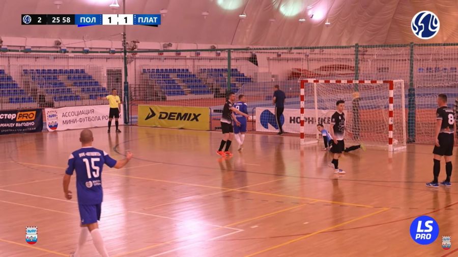 Первый гол в ворота "Платона". Защитники в растерянности: "А кто его держал?"  