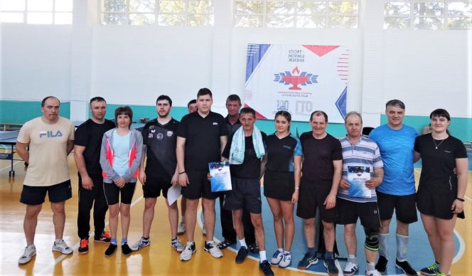 На фото: участники зональных отборочных соревнований по настольному теннису в Шипуново 