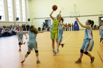 Краевой финал ШБЛ "КЭС-Баскет" выиграла  команда Павловской школы у юношей, Бурлинской - у девушек.