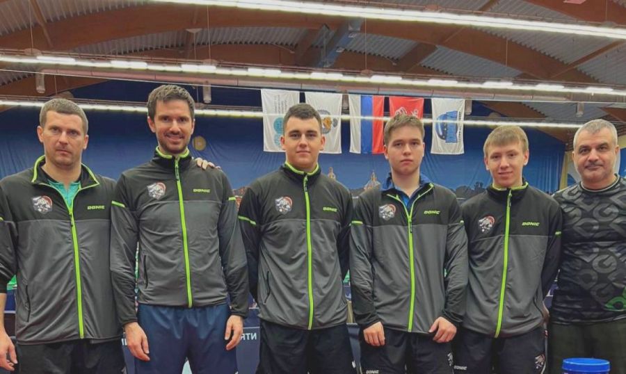 Команда КНТ "Алтай" (слева направо): Артём Панченко, Тарас Мерзликин, Максим Боков, Алексей Перфильев, Сергей Рыжов и тренер команды Степан Багиян