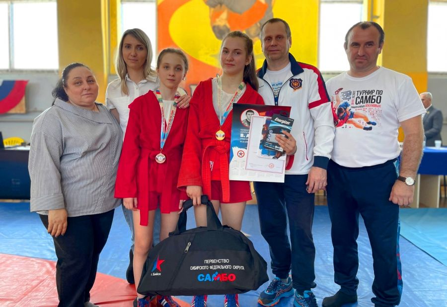 Алтайские самбисты стали вторыми на первенстве Сибири в Бийске (фото)