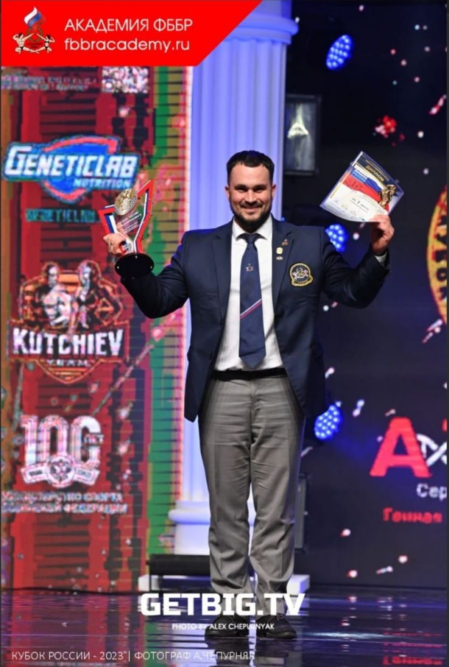 Президент краевой федерации бодибилдинга Денис Капустин с командным кубком
