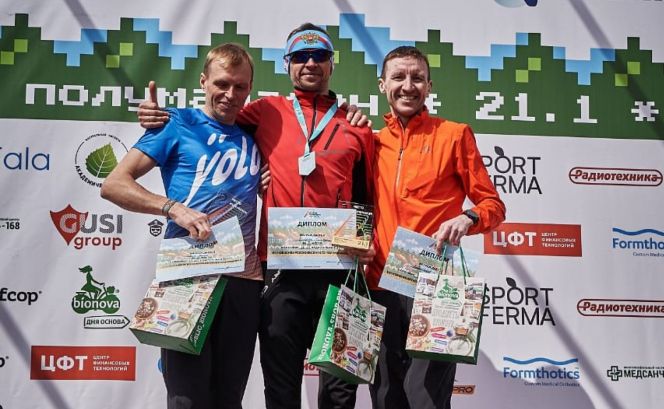Дмитрий Сморода (в центре) победитель полумарафона в возрастной группе М30-39