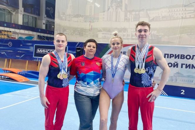 Гимнасты КГУФКСТ  с медалями, завоёванными на всероссийских студенческих соревнованиях. Крайний справа - Сергей Найдин  