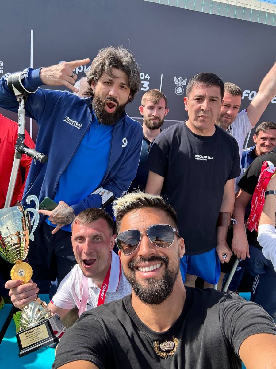 Почетным гостем церемонии закрытия фестиваля стал полузащитник футбольного клуба «Сочи» Кристиан Нобоа. Он вручил победителям и призерам кубки и медали турнира и сфотографировался с участниками. Фото: РФС