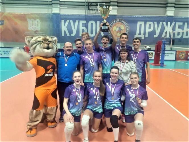 Лучшая волейбольная команда краевой ШВЛ "Пайп" из барнаульской школы №126 отличилась на открытии "Кубка дружбы" в Новосибирске