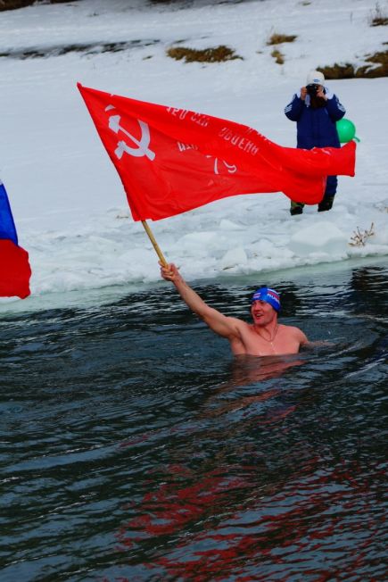 В Барнауле состоялся суточный эстафетный марафонский заплыв в ледяной воде в рамках всероссийской акции "Доплыть до Победы".