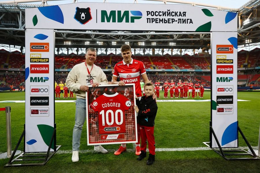 Перед стартовым свистком состоялось награждение Соболева памятной футболкой. Александр провел недавно 100-й матч за «Спартак». Фото: ФК "Спартак-Москва"