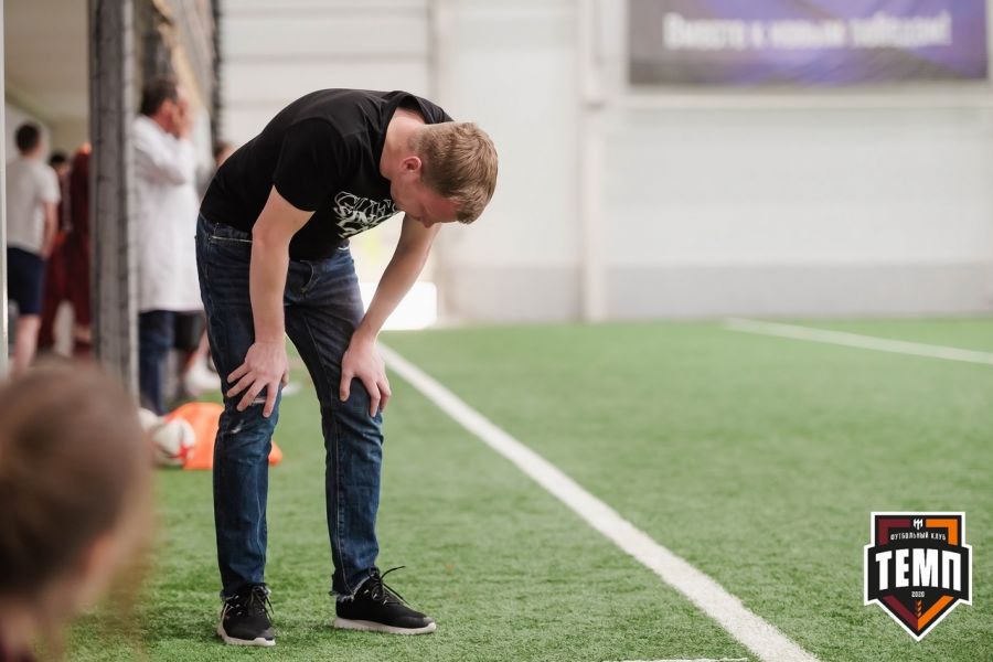 Конечно же, Иван Старков расстроен первым поражением команды в чемпионате. Фото: ФК "Темп"