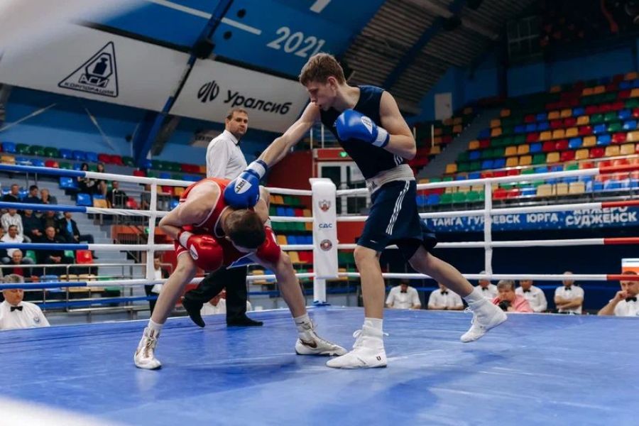 Финальный бой Евгения Трунова (синий угол). Фото: СШОР "Алтайский ринг"