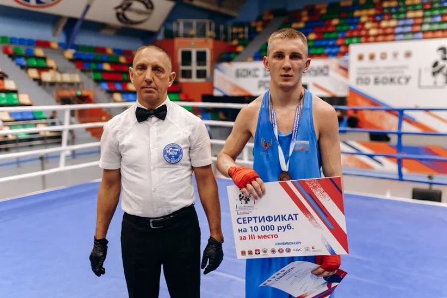 Максим Хариборко - бронзовый призёр юниорского первенства Сибири. Фото: СШОР "Алтайский ринг"