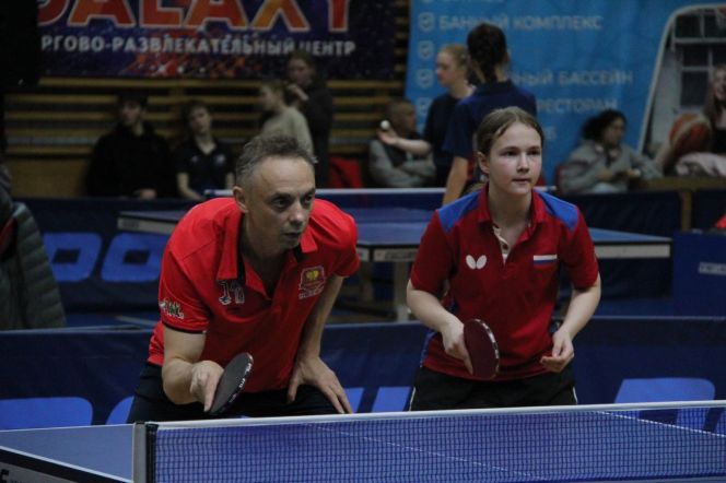 Впечатляющий пример преемственности поколений в настольном теннисе. В Барнауле в смешанном разряде победили москвич Максим Шмырев и Катя Рогова из Архангельска. Разница в возрасте между спортсменами 37 лет! Фото: "Алтайский спорт"