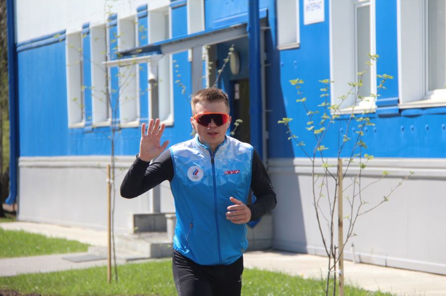 Перед отъездом в Сочи Даниил Серохвостов времени даром не терял, проведя несколько тренировок на стадионе Алтайского училища олимпийского резерва. Фото: Виталий Дворянкин/ "Алтайский спорт"