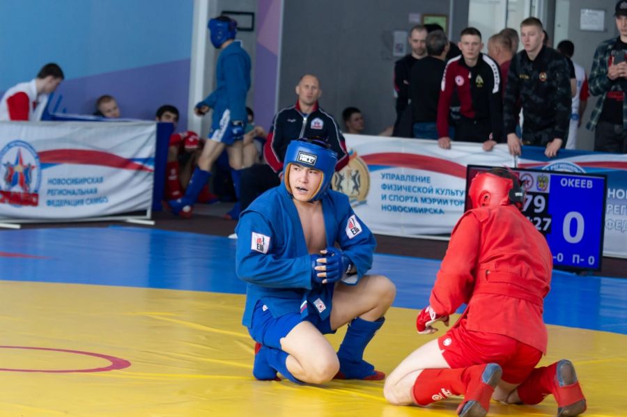 Касыму Окееву в весовой категории 79 кг (слева) не хватило одного шага, чтобы взойти на пьедестал почета