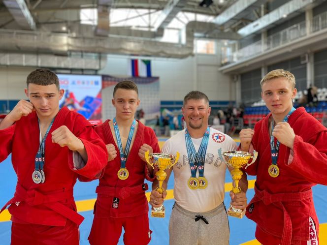 На фото: тренер Павел Теренин со своими воспитанниками