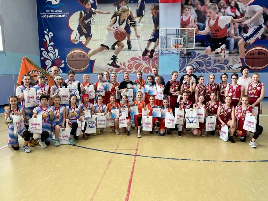 Первенство Алтайского края среди девочек не старше 12 лет выиграла команда Смоленской спортшколы