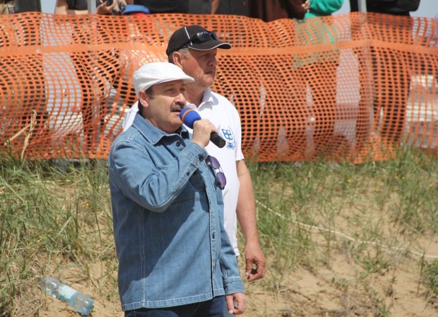 Участников и болельщиков приветствовал глава Рубцовска Дмитрий Фельдман. Фото: Ирина Жукова