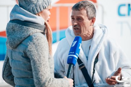 Александр Зеленецкий выиграл три золотые медали на чемпионате мира по зимнему плаванию в своей возрастной группе (фото).