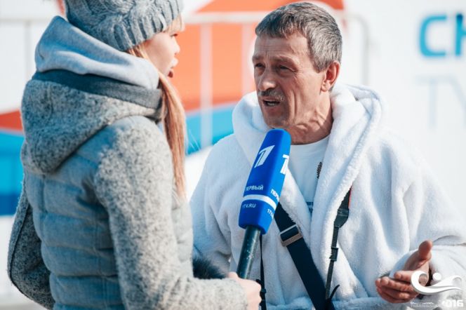 Александр Зеленецкий выиграл три золотые медали на чемпионате мира по зимнему плаванию в своей возрастной группе (фото).