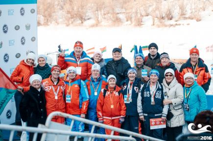 Александр Зеленецкий выиграл три золотые медали на чемпионате мира по зимнему плаванию в своей возрастной группе (фото).