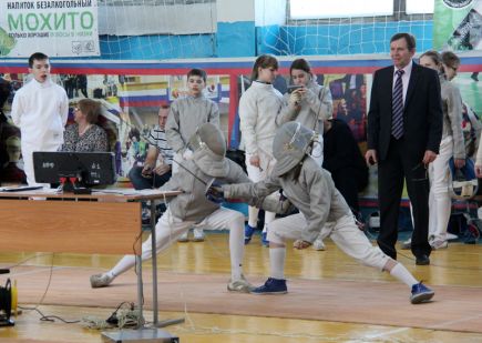 По мушкетёрскому девизу