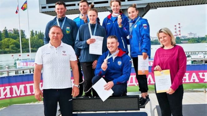 София Штиль (третья слева) в компании именитого Ивана Штыля (первый слева) стала серебряным призером Кубка России в миксте на дистанции 200 м (каноэ-двойка). Фото: Федерация гребли на байдарках и каноэ России