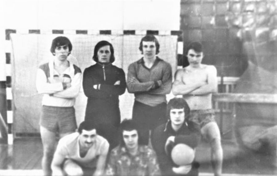 1977 год. Спортзал ВРЗ. Стоят (слева направо): В. Сычев, В. Трушкин, А. Веселов, Е. Панченко Е.; сидит - М. Хворов 