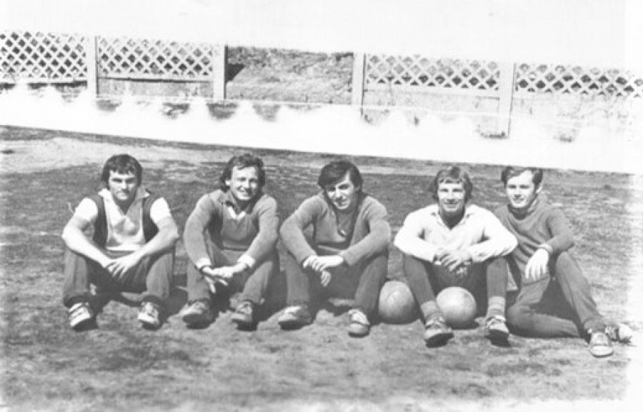 1977 год. Стадион 41-й школы. После тренировки (слева направо) – В. Торонов, В. Андрюков, В. Сычев, А. Веселов, С. Панков.