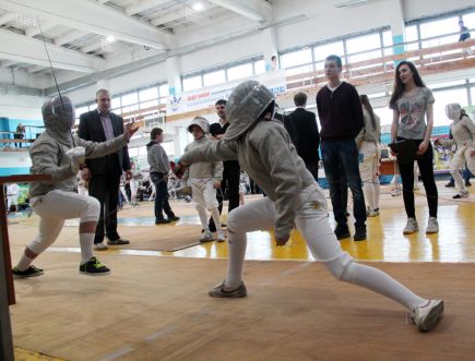 По мушкетёрскому девизу