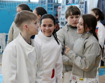 По мушкетёрскому девизу