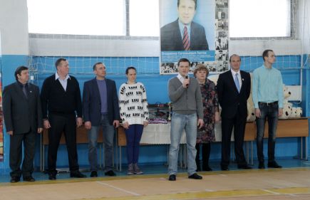 По мушкетёрскому девизу