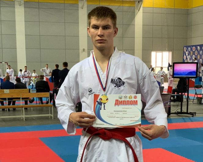 На фото Илья Коноваленко, чемпион Сибирского федерального округа по каратэ WKF