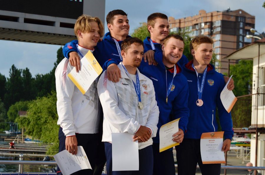 Думитру Ротару (в верхнем ряду по центру) завоевал в Краснодаре два золота и бронзу. Фото: Федерация гребли на байдарках и каноэ России