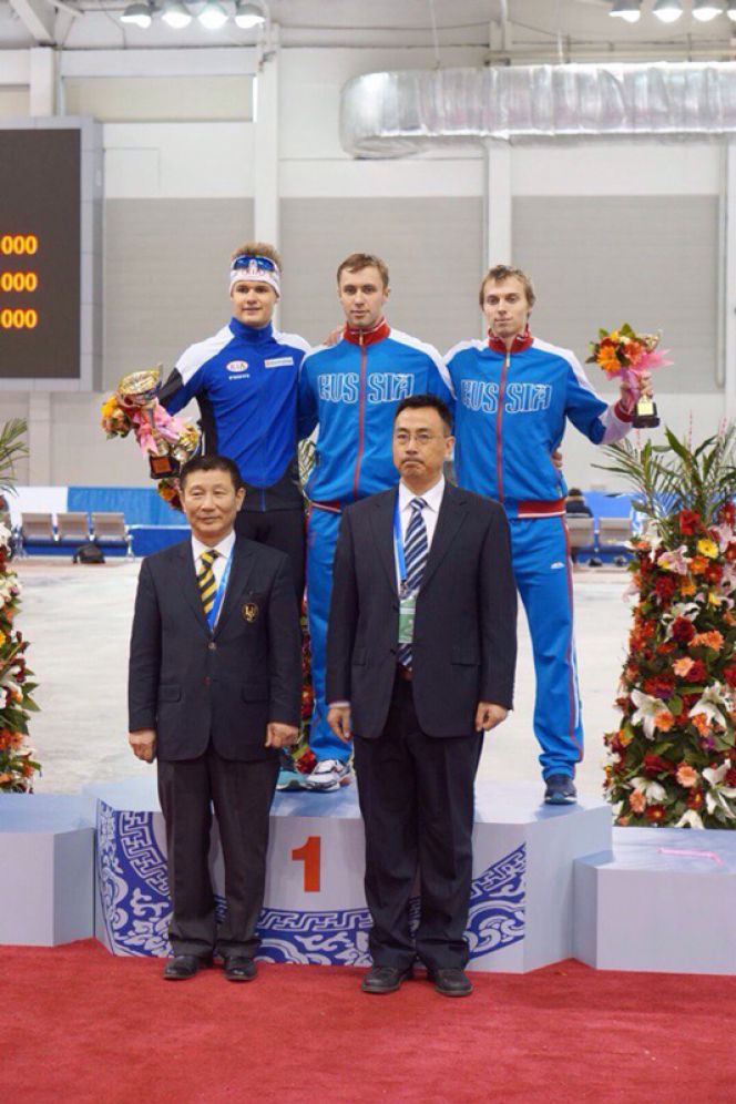 Виктор Муштаков - победитель юниорского первенства мира в командном спринте.