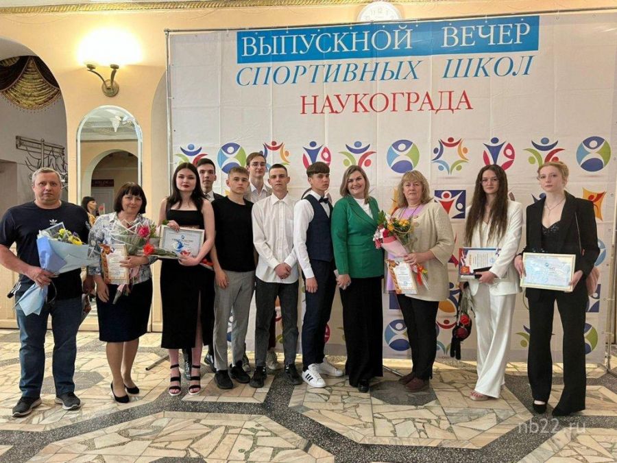 Елена Скороход — вторая слева; Елена Чубаева — третья справа. Фото: СШ «Дельфин»