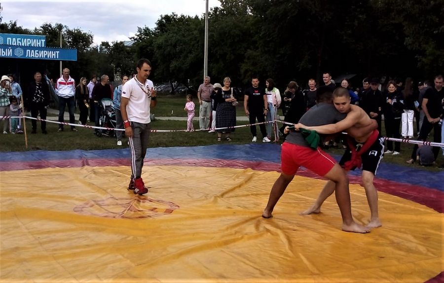 На краевом празднике Сабантуй состоялись традиционные соревнования по борьбе корэш, гиревому спорту и армрестлингу 