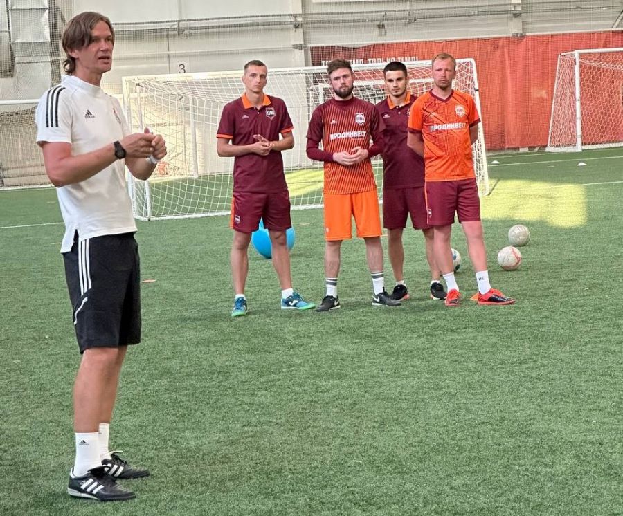 "Дети не должны приходить к вам как на работу". В Барнауле состоялся семинар детского тренера Александра Кудинова из футбольной Академии "Локомотива"