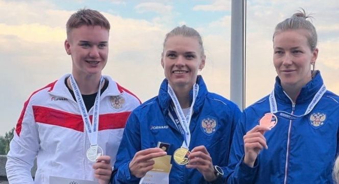 Юлия Бабашинская (слева) - серебряный призер чемпионата России (байдарка-одиночка, 500 м)